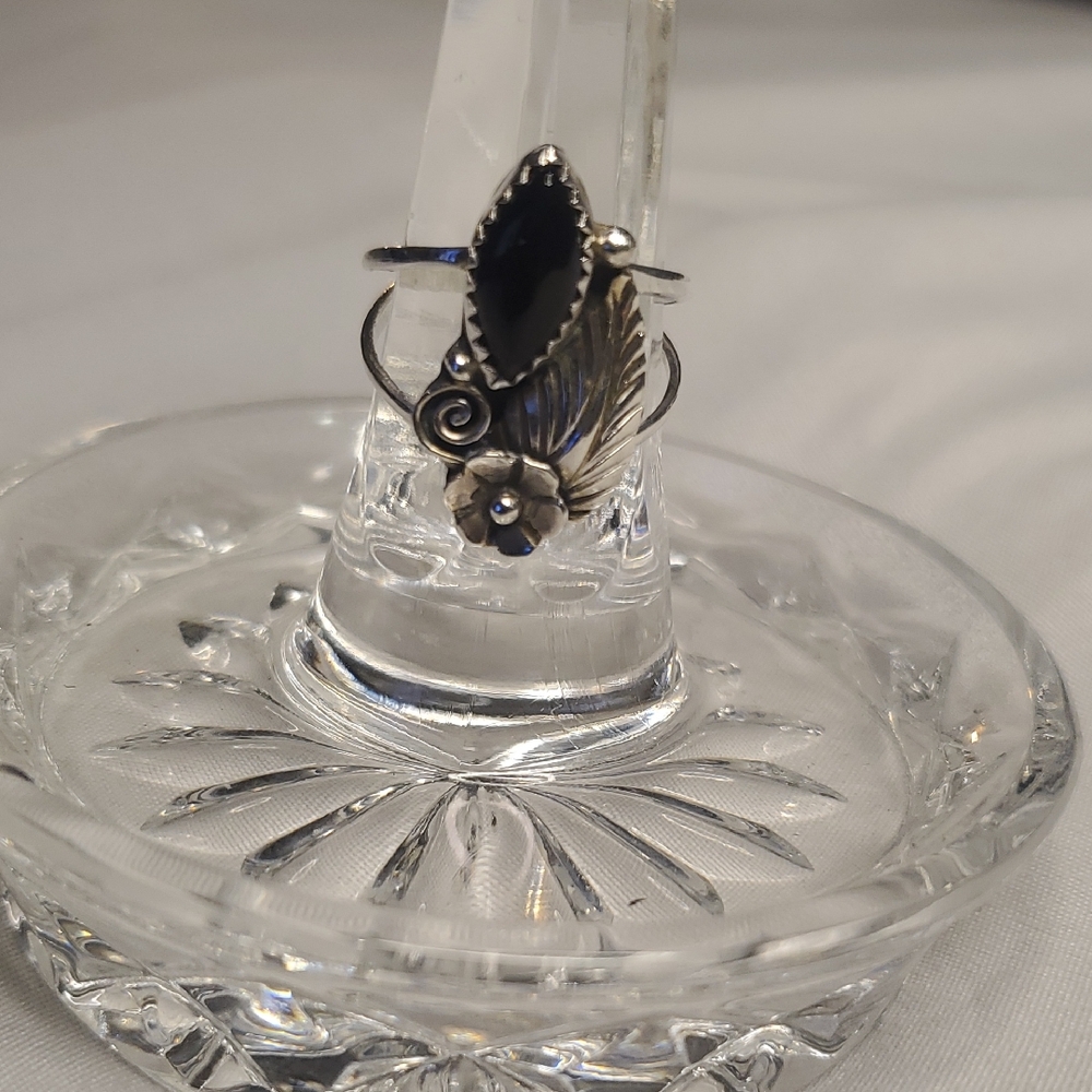 Vintage Navajo Silver and Black Women's Ring Sizes 8